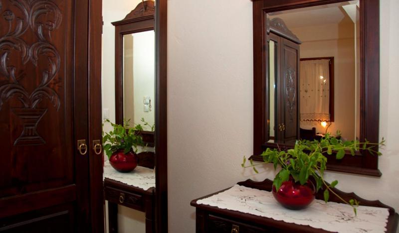 To Balkoni Tis Limnis Plastira Neochórion Phòng bức ảnh